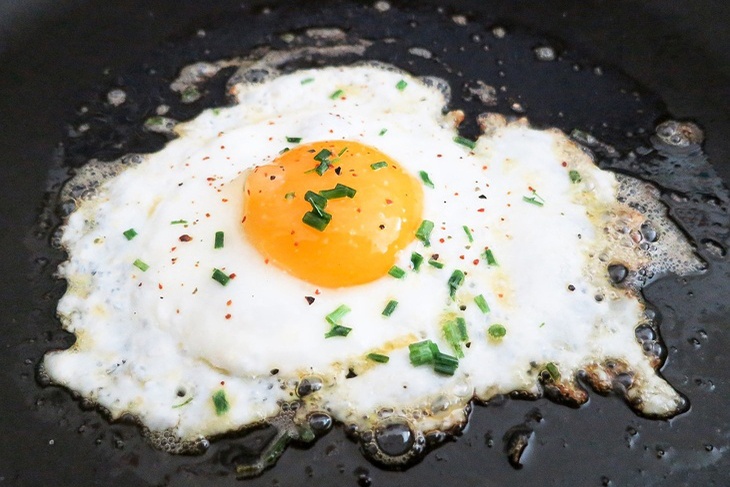 Мало калорий, но много белка: назван лучший завтрак, помогающий сжечь жир на животе