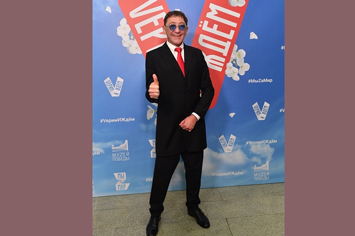 В золотых очках за 520 тысяч: похудевший и посвежевший Лепс появился на публике