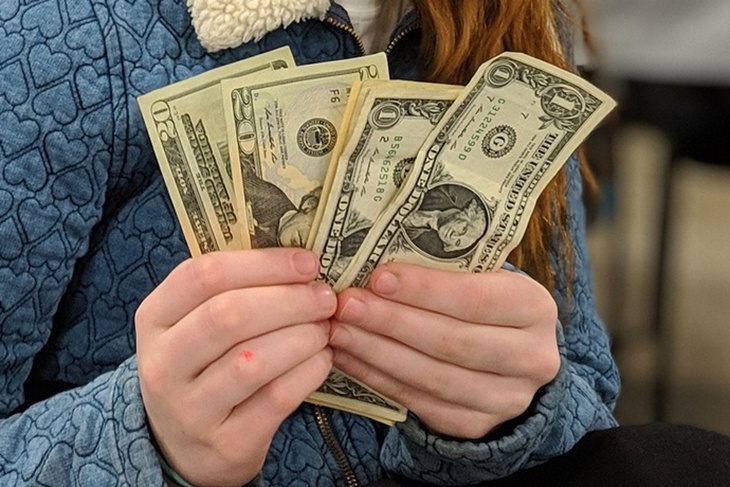 Аналитик рассказал, как у россиян могут отбить желание покупать доллары