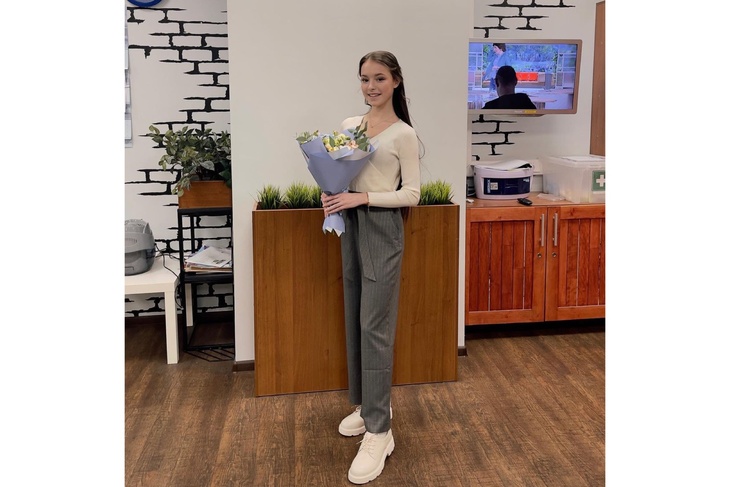 Анна Щербакова в эффектной кофточке с V-образным вырезом появилась на съемках шоу «Доброе утро» 