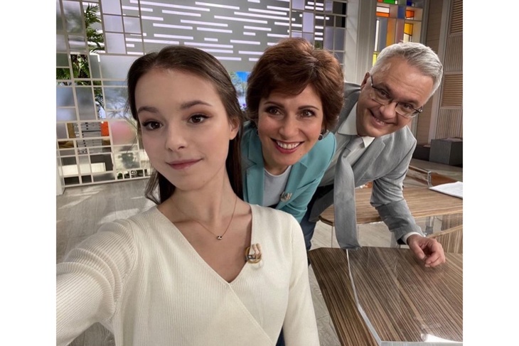 Анна Щербакова в эффектной кофточке с V-образным вырезом появилась на съемках шоу «Доброе утро» 