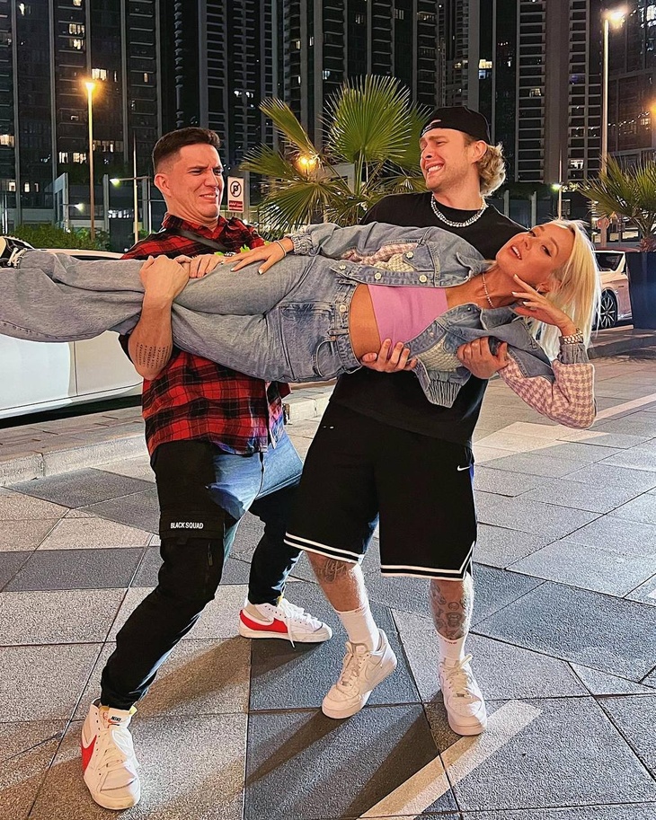 Клава Кока в ярком бикини похвасталась пышным декольте Клава Кока в ярком бикини похвасталась пышным декольте