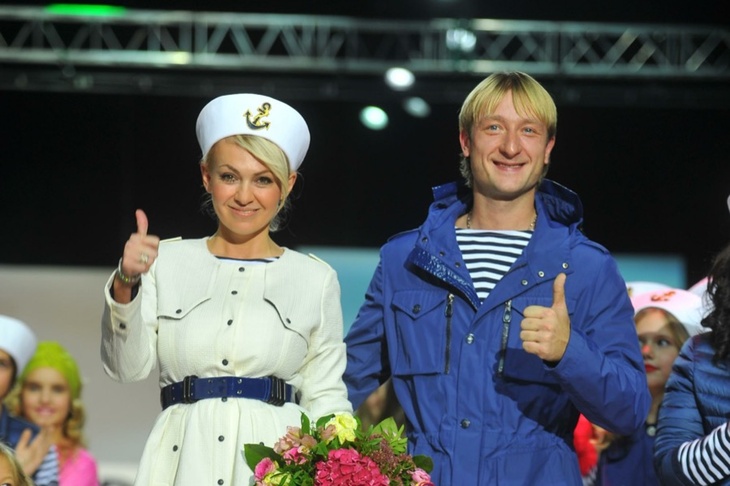 Всего в полтора года: Плющенко и Рудковская впервые поставили своего сына Арсения на коньки (видео)