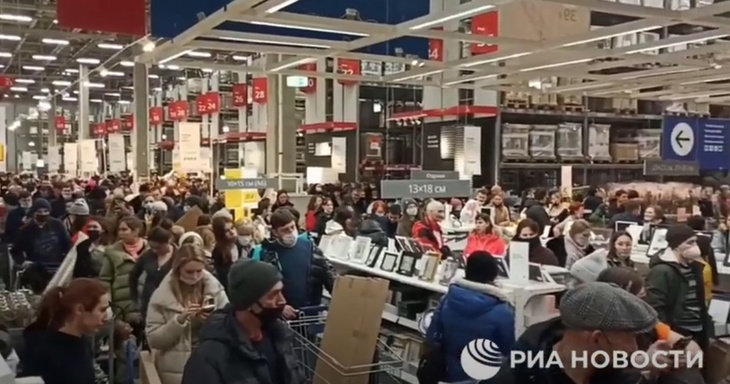 Это просто жесть: в Омске огромная толпа сметает все товары из закрывающегося магазина ИКЕА
