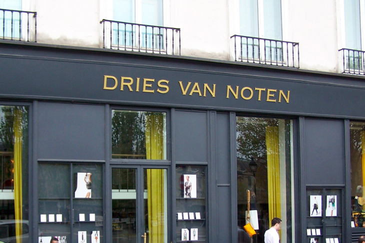 Дрис ван Нотен начал выпускать губные помады и женские духи