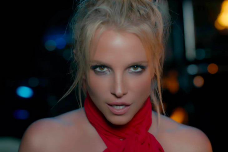 Designer Donatella Versace will sew a wedding dress for Britney Spears