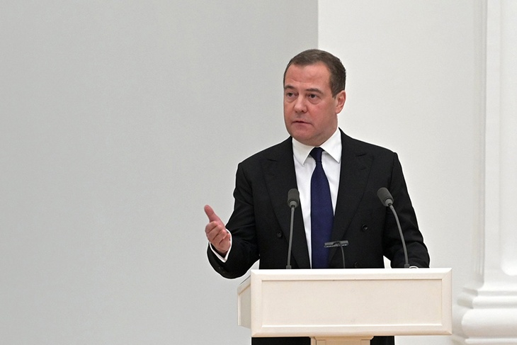 Иначе не въедут в Россию: Медведев предложил собирать у мигрантов биометрические данные