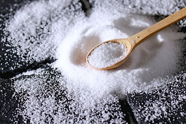 Диетолог назвала альтернативу соли для гипертоников