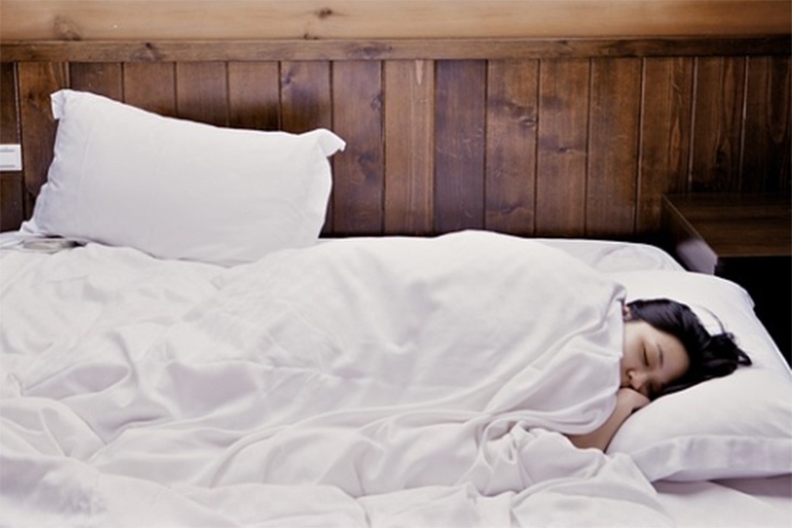 Храп и прерывается дыхание: сомнолог назвала самые вредные позы для сна