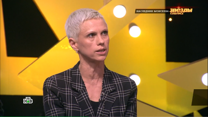 «Начинает раздражаться»: бэк-вокалистка певца объяснила, почему Моисеев прячется ото всех