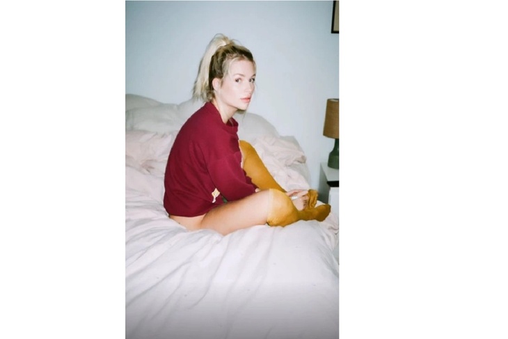 PHOTO: Lottie Moss exposed her thighs without panties on the bed after a party in a gay bar