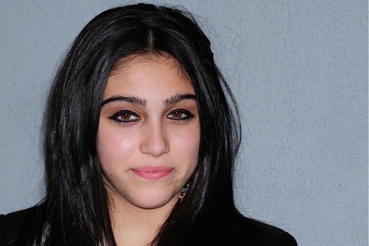PHOTO: Madonna's daughter lifted her T-shirt and showed her breasts