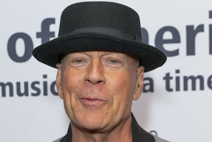 What Bruce Willis' family members do to ease his aphasia diagnosis