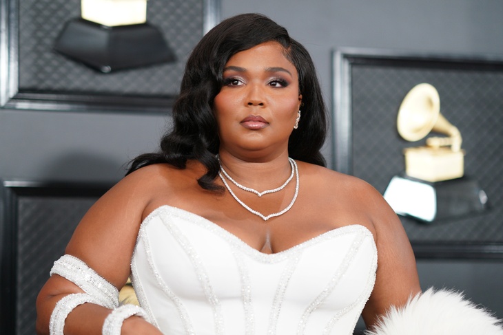 Video: Lizzo pops up her shaking curves in thong workout set