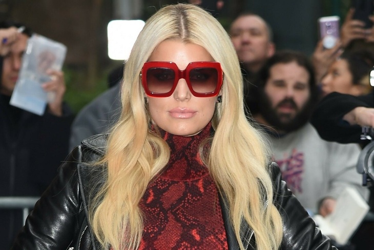 Jessica Simpson pops up her curves in a yellow bikini: PHOTO