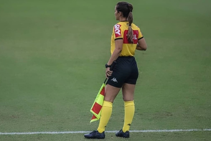 В Бразилии футбольный тренер «ушатал» женщину-арбитра (видео)