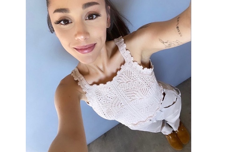 PHOTO: Ariana Grande showed a slender body in a knitted top