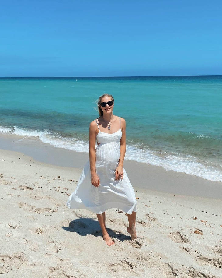 Беременная Дарья Клишина изящно позировала на берегу океана в США: фото