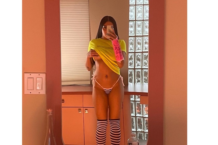 PHOTO: Madonna's daughter lifted her T-shirt and showed her breasts