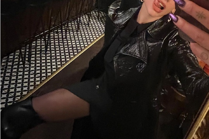 PHOTO: Dua Lipa wears a total black outfit and sensually stuck out her tongue