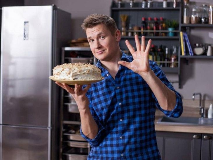 «Все гениальное — просто»: Белькевич раскрыл рецепт торта со сгущенкой без выпечки «как в детстве»