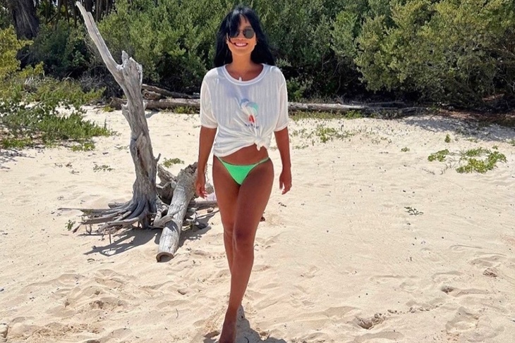 «Воу, какая!»: сочная жена Цекало в зеленых стрингах щегольнула формами на пляже