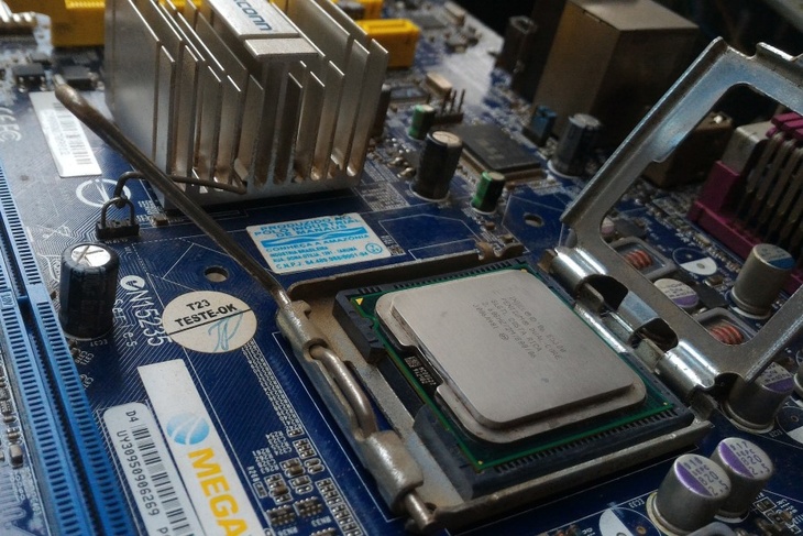 Крупнейший производитель микропроцессоров Intel приостанавливает работу в России
