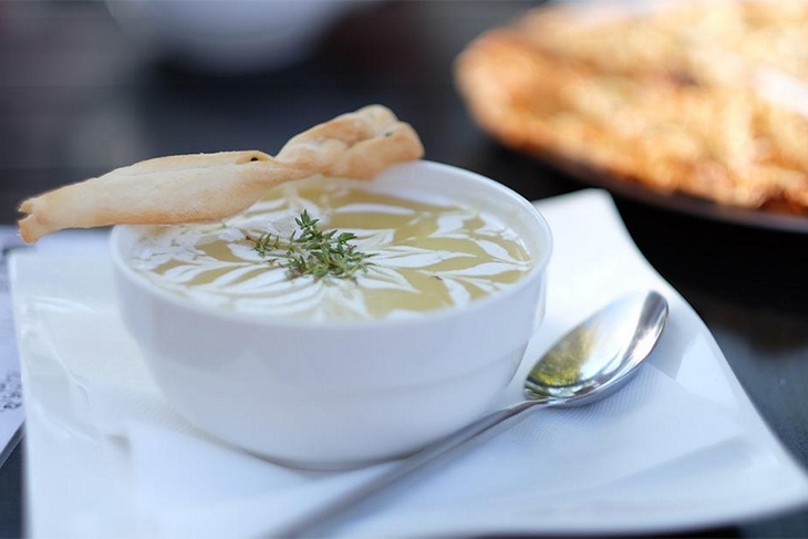 Простой и очень вкусный картофельный суп с плавленым сыром: видеорецепт