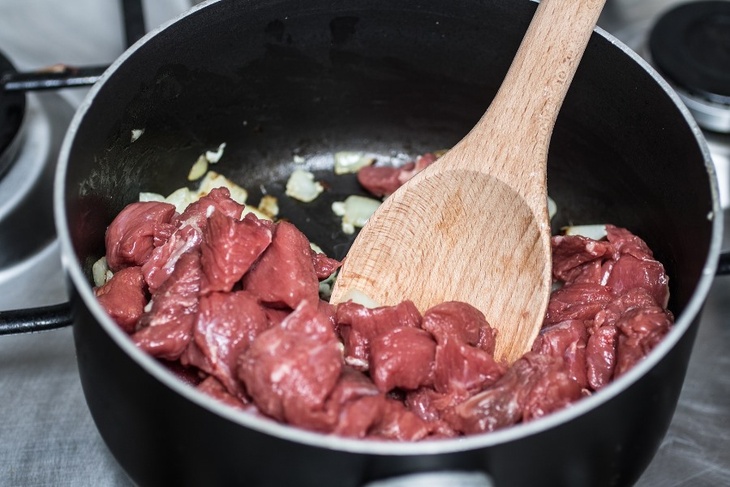 Секрет — делать только в духовке: шеф научил россиян готовить вкуснейшую тушенку с гречкой