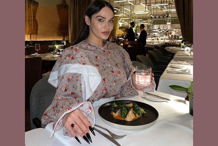 «Ох, уж эти когти!»: ненасытная Водонаева отпугнула своим видом