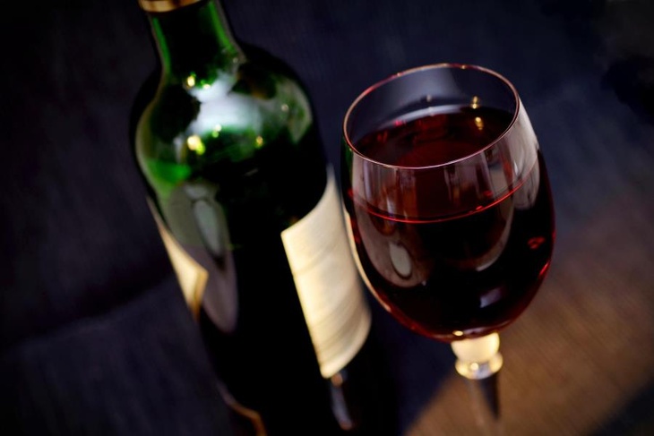 Может случиться приступ: кому категорически нельзя пить вино