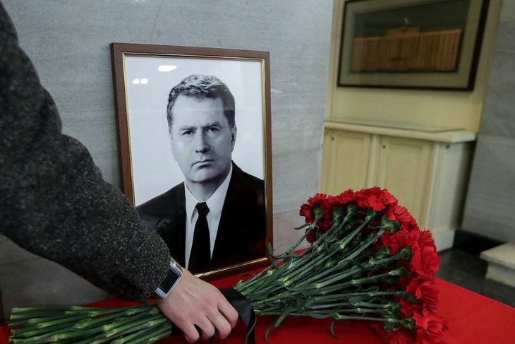 Путин пришел к гробу Жириновского с букетом красных роз: видео