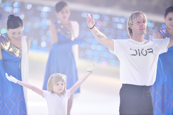 Зал аплодировал стоя! Евгений и Саша Плющенко станцевали страстное и жгучее танго на льду: видео