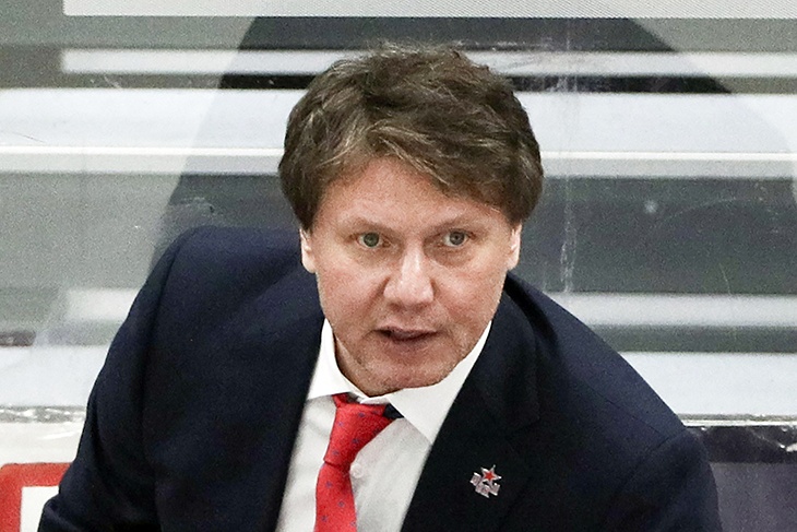 Тренер ЦСКА чуть не лишился глаза из-за попадания шайбы в лицо