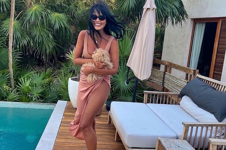 «Суперкрасотка!»: жена Цекало с экзотичной внешностью эффектно оголила бедро по самое не хочу