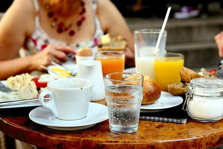 «И тогда меньше хочется есть?»: Мясников пояснил, стоит ли пить воду перед едой «И тогда меньше хочется есть?»: Мясников пояснил, стоит ли пить воду перед едой