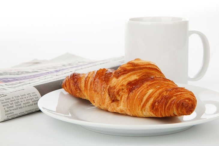 Диетолог назвала три группы россиян, которым запрещен «французский завтрак»