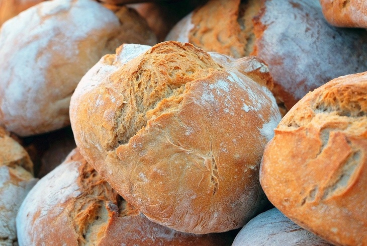 Никаких питательных веществ: назван самый вредный и бесполезный вид хлеба