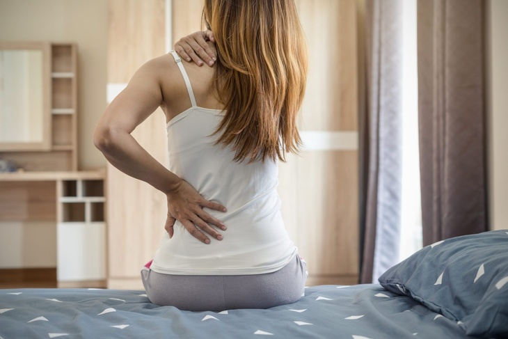 Лихорадка и резкая потеря веса: названы симптомы боли в спине, которые никогда нельзя игнорировать