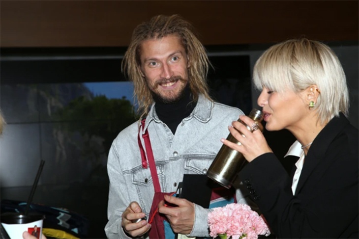 Всклокоченные дреды и растаманская бородка: как выглядит муж элегантной Любови Аксеновой