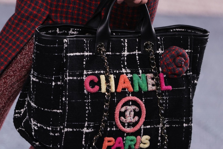 Chanel запретила носить свои сумки на территории России: чтобы купить, нужно подписать документ