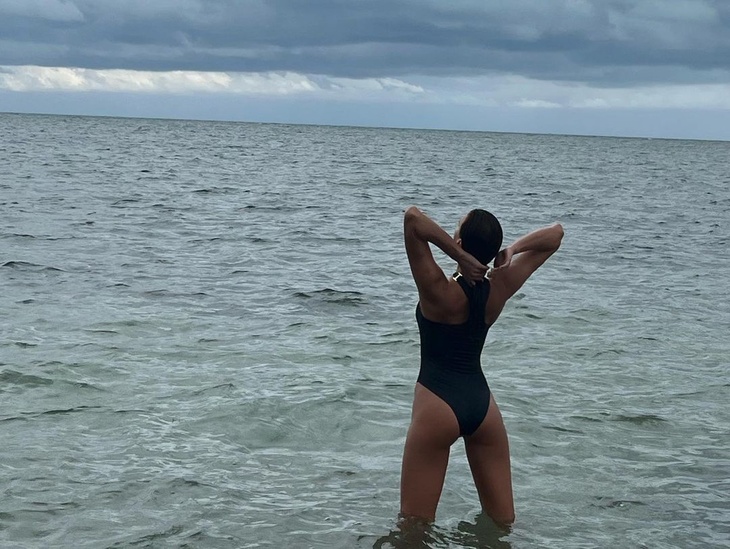 PHOTO: Irina Shayk showcases her wet humps in black swimsuit