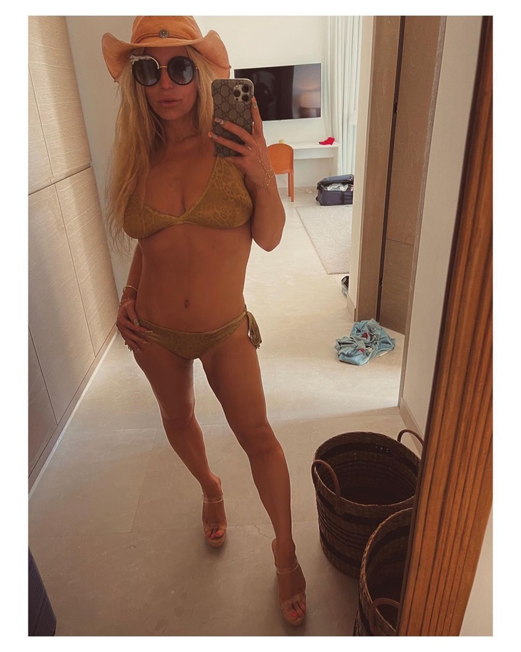 Jessica Simpson pops up her curves in in a yellow bikini