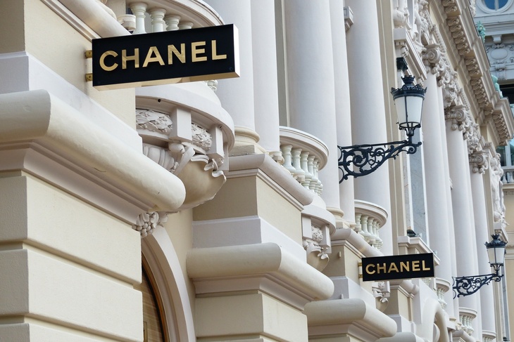 Представители Chanel объяснили, почему запретили русским покупать и носить вещи в России