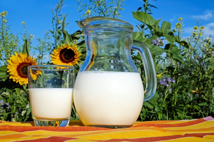 Грозит смерть от рака: врач Мясников назвал главную опасность молока для мужчин