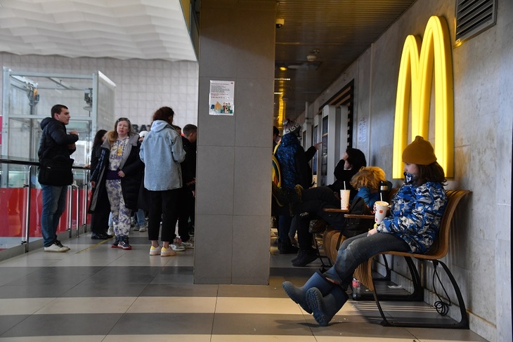 McDonald's назвал сумму, которую потерял из-за приостановки работы в России и на Украине