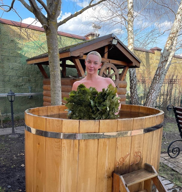 Волочкова всю неделю моется в бане, плещется в купели без макияжа и готовится встречать Пасху: фото 