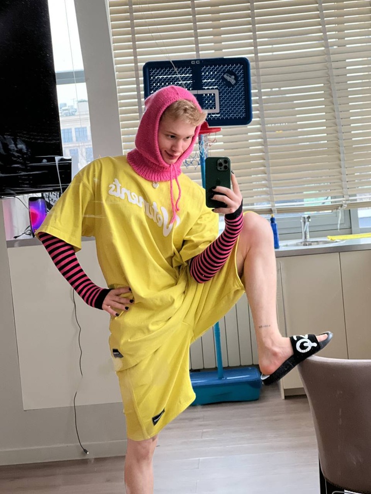 «ХВ, чуваки!»: Милохин в костюме цыпленка задрал ногу и поздравил подписчиков с Пасхой