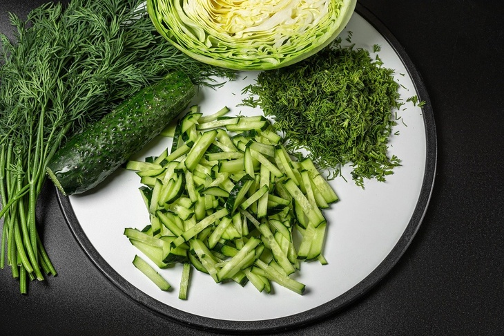 Инфекционист объяснил опасность салатов из сырых овощей
