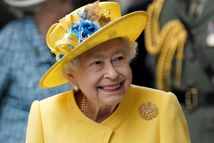 PHOTO: Queen Elizabeth II surprisingly buys a ticket for railway named for her